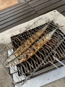 BUNDOK焚き火台「 焚き火グリル（BD-404）」で秋刀魚を焼く