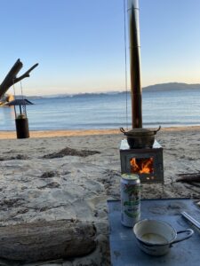 薪ストーブでおでんを温める