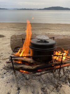 焚き火でお米を炊く