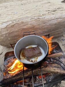 クッカーでお肉を焼く