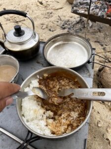 カレーの肉を切り分ける
