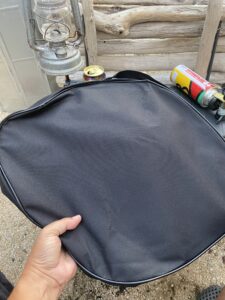 二枚のグリドルを入れた収納袋