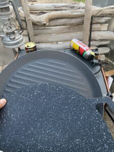 2枚のグリドルを一緒に持ち運ぶ