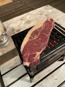 MANUKAさんの肉を炭火で焼く