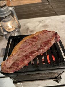 MANUKAさんの肉を炭火で焼く