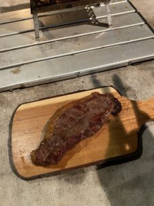 MANUKAさんの肉を炭火で焼く