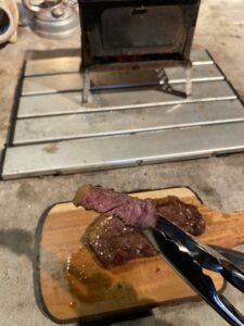 MANUKAさんの肉を炭火で焼く