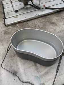 アーミークッカーを水で満たす