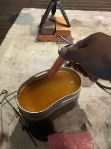 卵液にかにかまを入れる