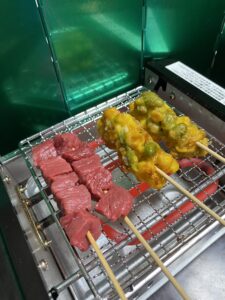 アミ焼き大将で牛串を焼く