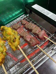 アミ焼き大将で牛串を焼く