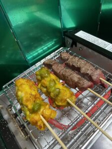 アミ焼き大将で牛串を焼く