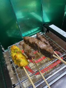 アミ焼き大将で牛串を焼く
