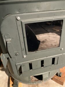 まさかの水拭きで綺麗になった薪ストーブの窓