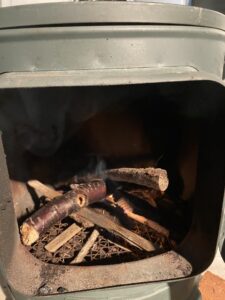 薪ストーブに火を入れる