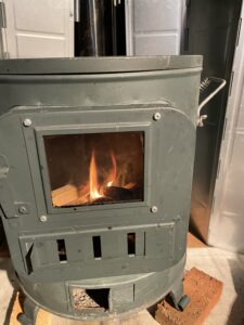 薪ストーブで炎を鑑賞する