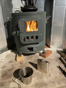 薪ストーブで楽しむウィスキーお湯割り