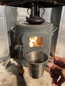 お湯割りを飲む