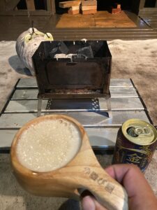 B-6君で炭火を起こす