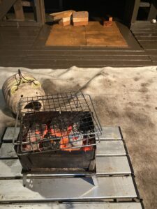 B-6君で炭火を起こす