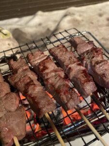 牛串を焼く