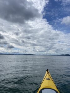 カヤックで海を漕ぐ