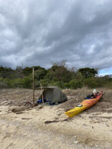 無人島キャンプの薪ストーブ設営