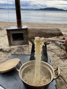 ネイチャーストーブでインスラントラーメンを作る