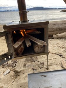 竹で火を起こす