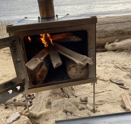 竹で火を起こす