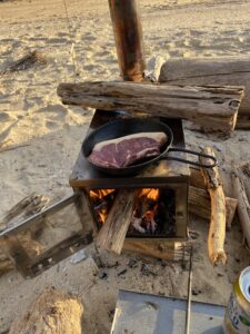 薪ストーブでステーキを焼く