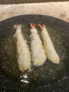 ひらめ君のお魚横丁の特大エビフライを三本揚げる