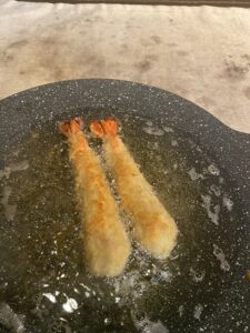 ひらめ君のお魚横丁の特大エビフライ