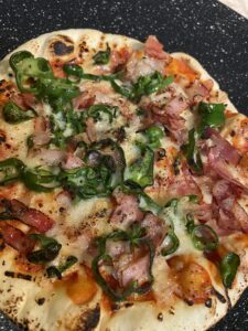 焼き色がついたピザ