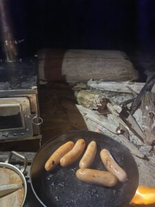 フライパンでウィンナーを炒める