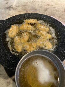 カキフライを見ながら金麦を飲む