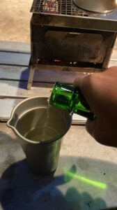 酒タンポにお酒を注ぐ