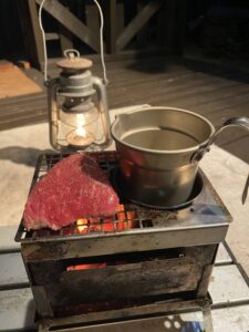 肉を調理する燗グリル