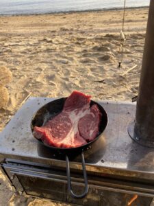 キャンプでステーキを焼く