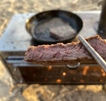 キャンプステーキの焼き加減！アウトドアには肉も合う。焼味噌も調味料としてぴったり。