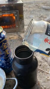 ステンレスボトルに日本酒を入れる