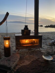 薪ストーブを楽しむ熱燗