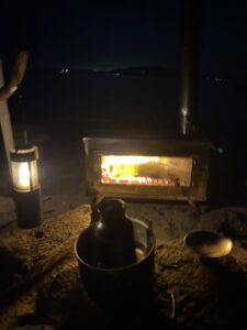 無人島キャンプの薪ストーブ
