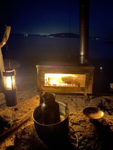 無人島キャンプで薪ストーブを使う