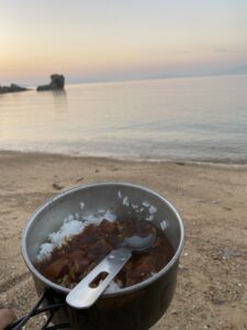 海に移動してカレーを食べる