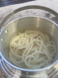 羽釜にうどん投入!