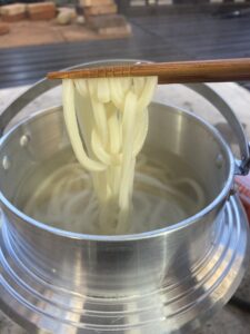 茹で上がった釜揚げうどん