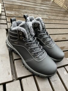 ファー付きのキャンプシューズ