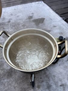 イワタニのガス缶で湯を沸かす