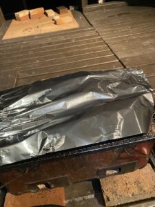 アルミホイルをかけて牡蠣を焼く